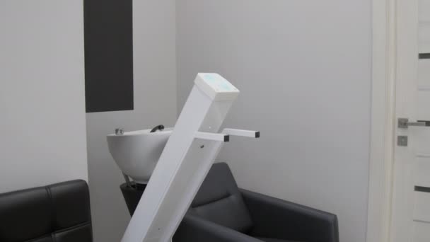 Special UV lamp against white walls in modern hair salon — Stock Video