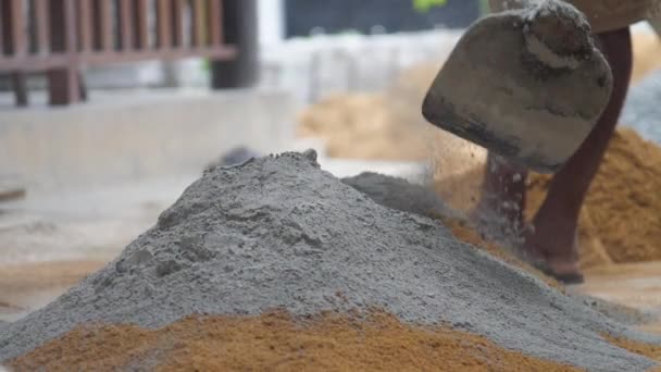 Local gars couvre jaune tas de sable avec du ciment proche — Video