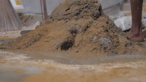 Caída de agua en la pila de cemento con arena amarilla antes de mezclar — Vídeos de Stock