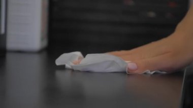 Kadınlar dezenfektan sıkar ve karanlık yüzeyi dezenfekte eder.