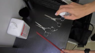 El steril aletleri alır ve ahşap yüzeye koyar.