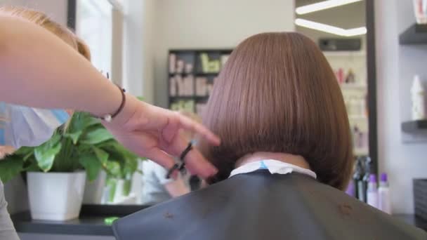 Mestre em máscara médica executa penteado curto profissional — Vídeo de Stock