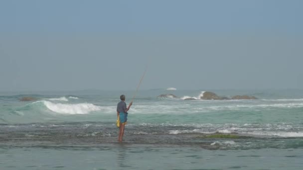 Homem com silhueta haste de pesca anda captura de peixe — Vídeo de Stock