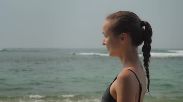 Senhora em maiô vem para a praia desfrutando incrível oceanscape — Vídeo de Stock