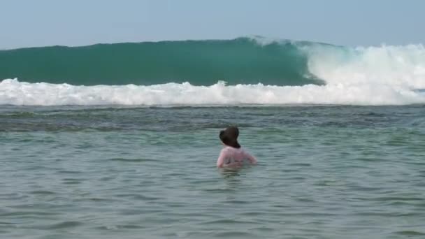 Jovem senhora de chapéu verde fica no meio do oceano tropical — Vídeo de Stock