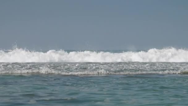 大きな白い波を持つ息をのむような無限のターコイズブルーの海 — ストック動画