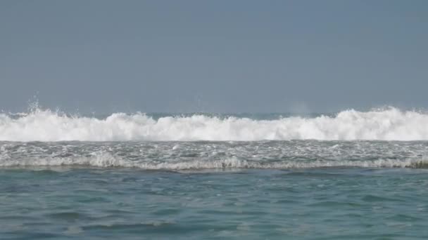 Breathtaking boundless turquoise ocean with large white wave — Stock Video