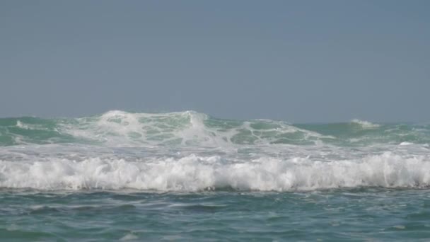 Breathtaking boundless turquoise ocean with large white wave — Stock Video