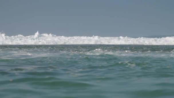 Захоплюючий безмежний бірюзовий океан з великою білою хвилею — стокове відео