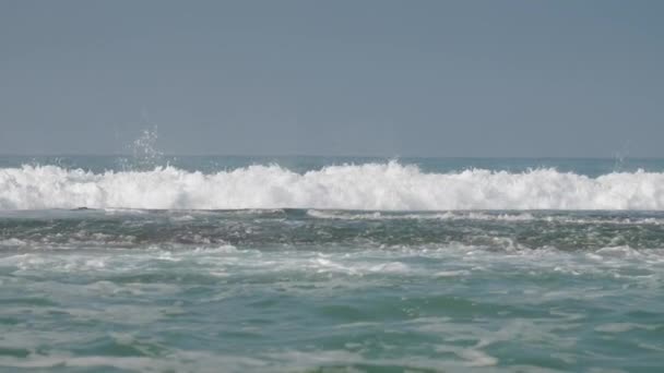 océan turquoise à couper le souffle avec grande vague blanche 