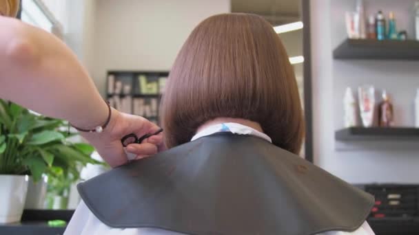 Mestre em máscara médica executa penteado curto profissional — Vídeo de Stock