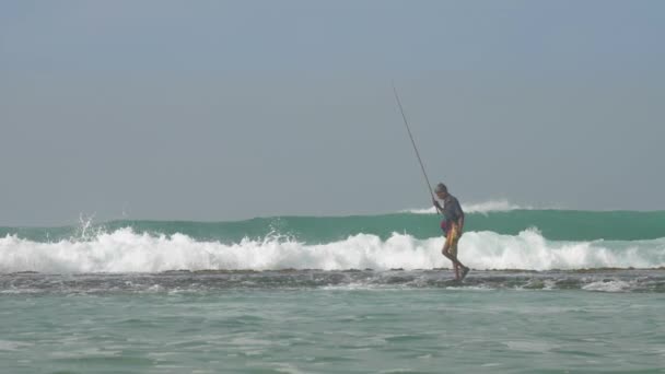 Pescador senior captura peces en el océano azul profundo sin fin — Vídeos de Stock