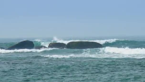 Индийский океан вымывает большие камни с волнами на горизонте — стоковое видео