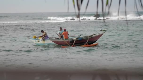 Pescadores locais se sentam em barcos flutuantes contra o mar tropical — Vídeo de Stock