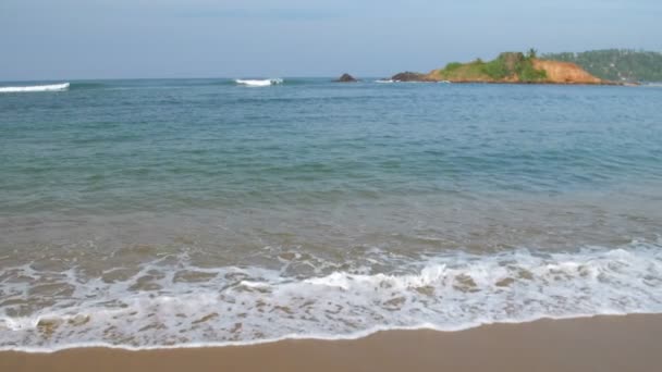 맑은 모래와 푸른 바다가 흔들리는 열대 해안 — 비디오