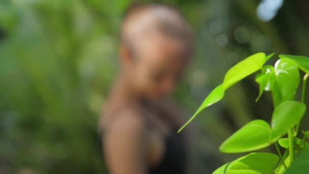 Charmig flicka har dusch nära växter efter sola — Stockvideo