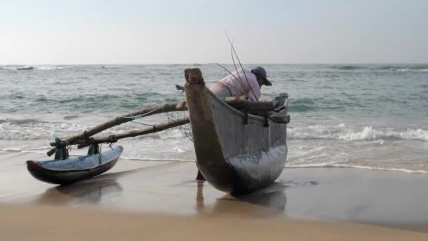 Homem local derrama água de alta estreita barco de pesca especial — Vídeo de Stock