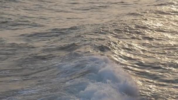 Sinar matahari malam yang cerah mencerminkan gelombang laut tropis yang berat — Stok Video