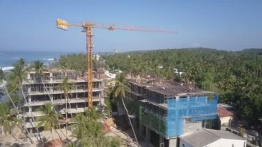 Büyük sarı vinç kıyı şeridinde yapım aşamasında.