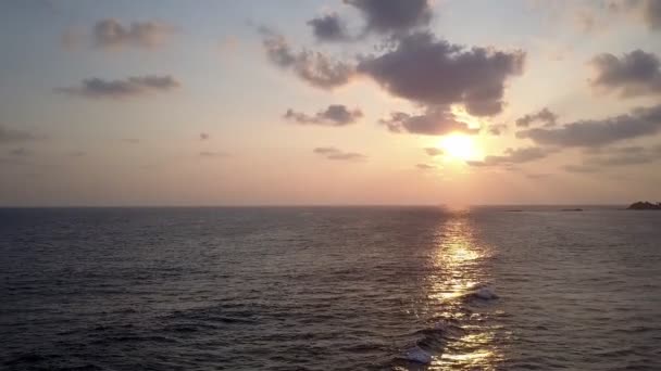 夏の夜の日差しが海の水に反射し — ストック動画