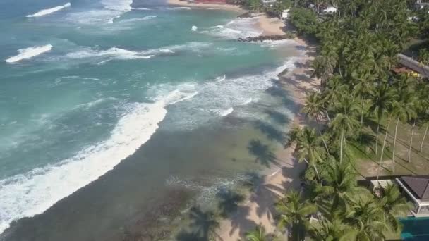 Kék óceán hullámok fehér hab roll homokos tengerparton — Stock videók