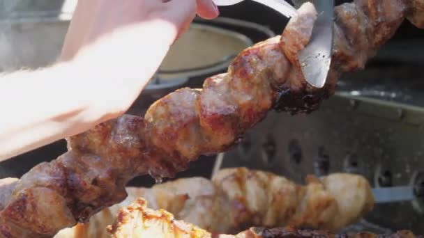 Professionel kok skærer lækker grill kød og giver – Stock-video