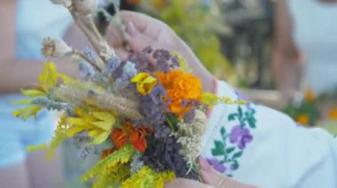 İşlemeli kumaş işlerinde deneyimli çiçekçi buketi tamir eder.