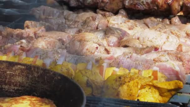 Osoba opravuje stříbrné rožni s grilem maso na velkém grilu — Stock video