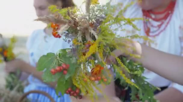 Blurred orang dalam pakaian tradisional menciptakan karangan bunga — Stok Video