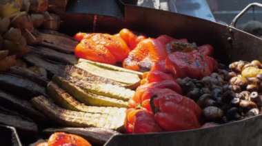 Partide çeşitli meyve ve sebzeler büyük ızgarada yatıyor