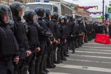 St. Petersburg, Rusya Federasyonu - 5 Mayıs 2018: polis memuru isyan dişli bir muhalefet protesto mitingi öncesinde devlet başkanı Vladimir Putin'ın açılış töreni sırasında bir Nevsky prospect engellemek.