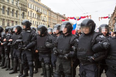 St. Petersburg, Rusya Federasyonu - 5 Mayıs 2018: polis memuru isyan dişli bir muhalefet protesto mitingi öncesinde devlet başkanı Vladimir Putin'ın açılış töreni sırasında bir Nevsky prospect engellemek.