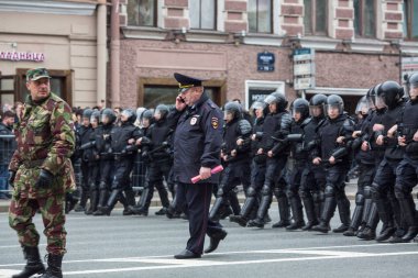 St. Petersburg, Rusya Federasyonu - 5 Mayıs 2018: polis memuru isyan dişli bir muhalefet protesto mitingi öncesinde devlet başkanı Vladimir Putin'ın açılış töreni sırasında bir Nevsky prospect engellemek.