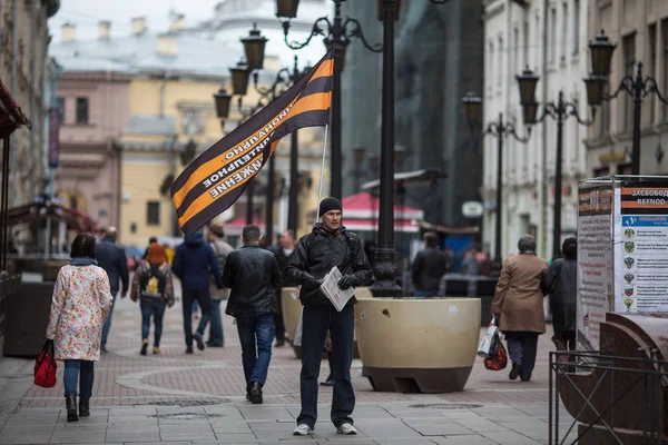サンクトペテルブルク ロシア連邦 2018 活動家の合図 国民解放運動 プーチン大統領就任式前に市内中心部のチラシを配ってします Nod の参加者は 反体制活動家の攻撃の数を指摘しました — ストック写真