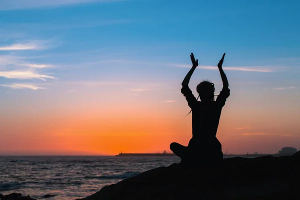 Silhouette Yoga Della Donna Che Medita Sulla Spiaggia Dell Oceano — Foto Stock