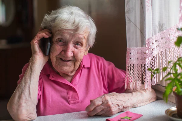 Starší Žena Rozhovory Mobilním Telefonu Sedí Doma — Stock fotografie