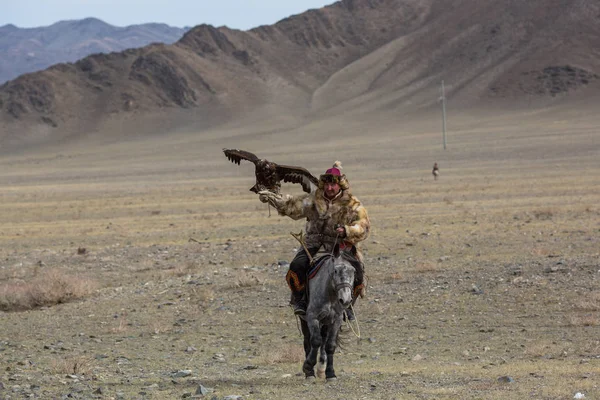 Olgiy Mongolia Sep 2017 Cazaque Golden Eagle Hunter Roupas Tradicionais — Fotografia de Stock