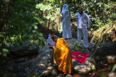 Koh Chang, Tayland - 10 Mar 2018: Hıristiyan Ortodoks ayini sırasında vaftiz. Tayland'da şu anda 10 Ortodoks yerleşim birimleri, Ortodoks nüfus %0,002 tarafından uygulanmaktadır.