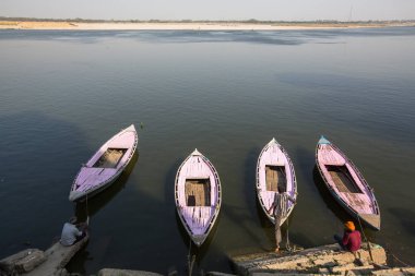 Varanasi, Hindistan - 13 Mar 2018: Boatmen Ganga nehir kıyısında. Dünyanın en eski şehirlerinden biri olarak kabul kutsal bir şehri Budistler ve Jains, Hindu kozmoloji Dünya Merkezi olarak