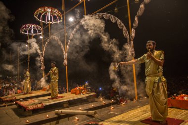 Varanasi, Hindistan - 15 Mar 2018: Bir grup rahip Agni Pooja gerçekleştirmek (Sanskritçe: ibadet of Fire) üzerinde Dashashwamedh Ghat - ana ve en eski ghat Varanasi, Ganj bulunan..