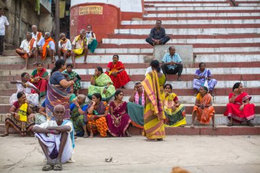 Varanasi, Hindistan - 15 Mar 2018: Hacılar ritüel Agni Pooja bekliyoruz (Sanskritçe: ibadet of Fire) üzerinde Dashashwamedh Ghat - ana ve en eski ghat Varanasi, Ganj bulunan..