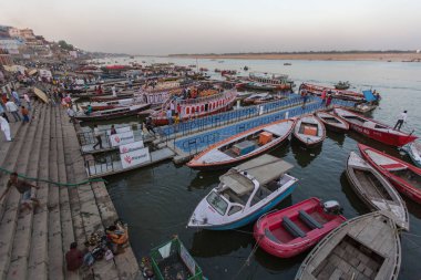 Varanasi, Hindistan - 17 Mar 2018: Kutsal Ganj Nehri kıyısında. Efsaneye göre şehrin yaklaşık 5000 yıl önce Tanrı Shiva tarafından kuruldu.