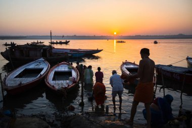 Varanasi, Hindistan - 18 Mar 2018: Şafak Hacı ile teknelerin siluetleri ile Ganj Nehri üzerinde. Efsaneye göre Varanasi Tanrı Shiva tarafından 5000 yıl önce kurulmuş.