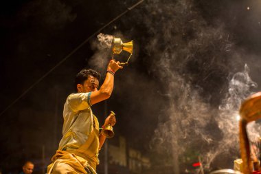 Varanasi, Hindistan - 23 Mar 2018: Hindu rahip Agni Pooja gerçekleştirmek (Sanskritçe: ibadet of Fire) üzerinde Dashashwamedh Ghat - ana ve en eski ghat Varanasi, Ganj bulunan..