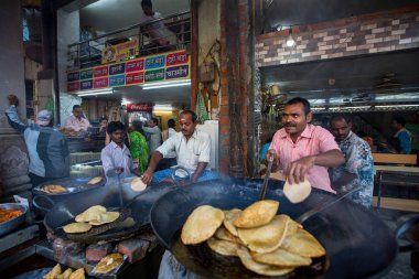 Varanasi, Hindistan - 25 Mar 2018: Hint sokak gıda satıcıları kutsal Ganj Nehri yakınında. Efsaneye göre Varanasi şehir Tanrı Shiva tarafından 5000 yıl önce kurulmuş.