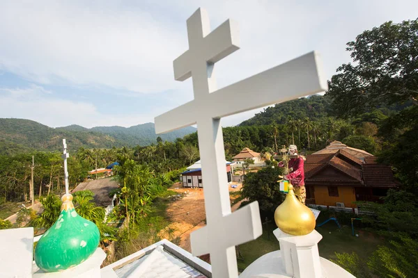 2018年2月24日 东正教牧师刷新十字架在教堂的圆顶 目前在泰国有10个东正教教区 正统是由0 002 的人口来实践的 — 图库照片