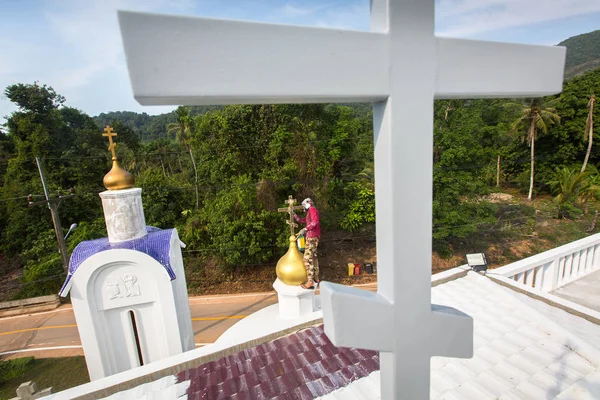 Koh Chang Tajlandia Lutego 2018 Kapłan Prawosławny Odświeża Krzyże Kopuły — Zdjęcie stockowe