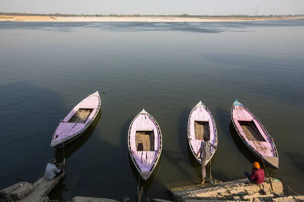 Varanasi Indien März 2018 Bootsfahrer Ufer Des Ganga Flusses Eine — Stockfoto