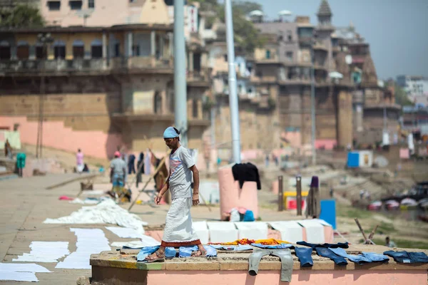 Varanasi India Mar 2018 Hombre Lava Sábanas Río Santo Ganga —  Fotos de Stock