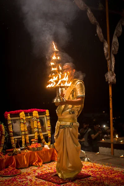 印度瓦拉纳西 2018年3月15日 一群祭司在 Dashashwamedh 卡德上表演烈火 Pooja 崇拜火 位于恒河上的瓦拉纳西主要和最古老的卡德 — 图库照片